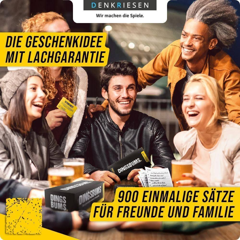 Sechs lachende Freunde spielen ein Kartenspiel mit Bier auf dem Tisch.