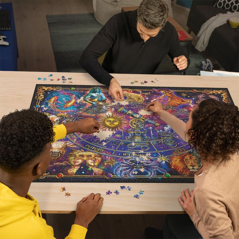 Trois personnes assemblent un puzzle du zodiaque avec un télescope et le soleil au centre.