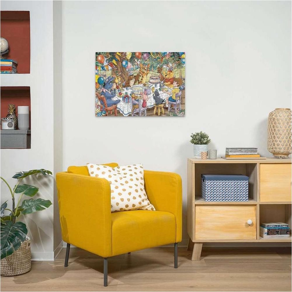 Kubuś Puchatek i przyjaciele świętują urodziny pod drzewem z tortem i balonami.