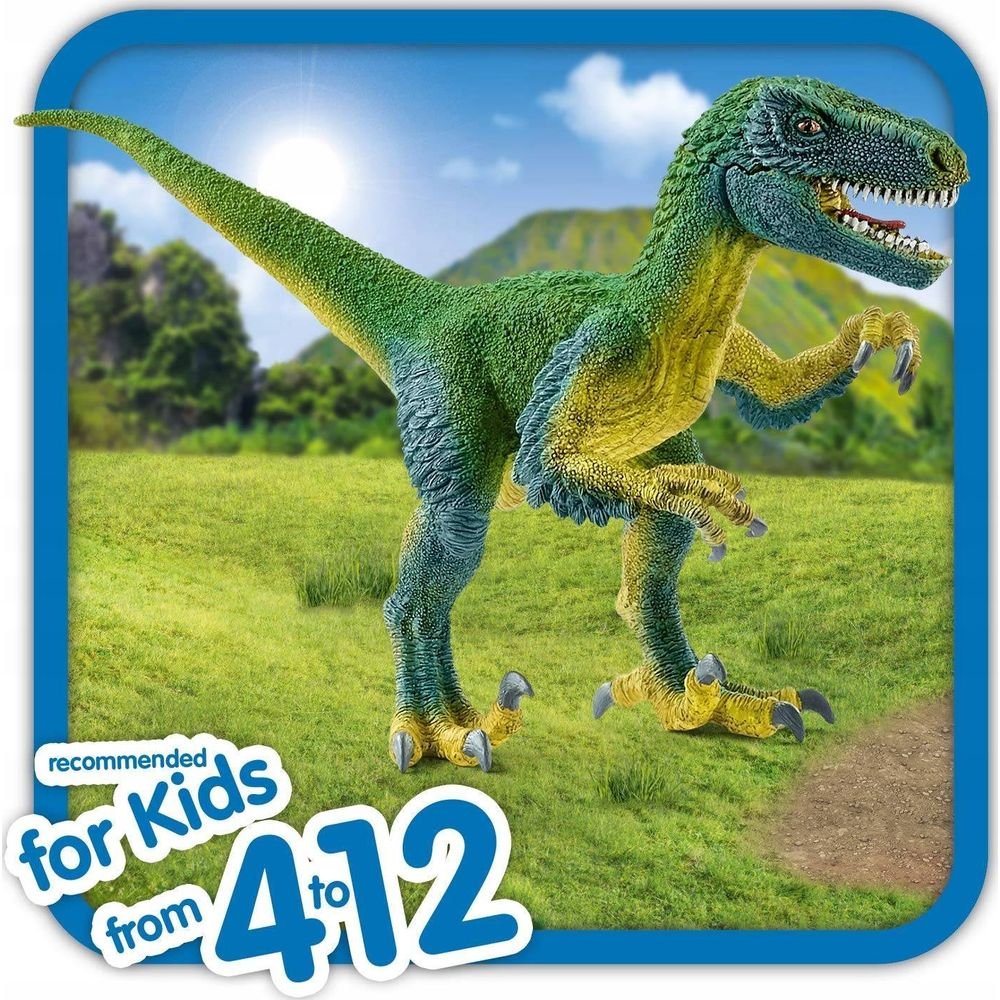 Zielono-żółta figurka dinozaura na trawiastym polu na zewnątrz.