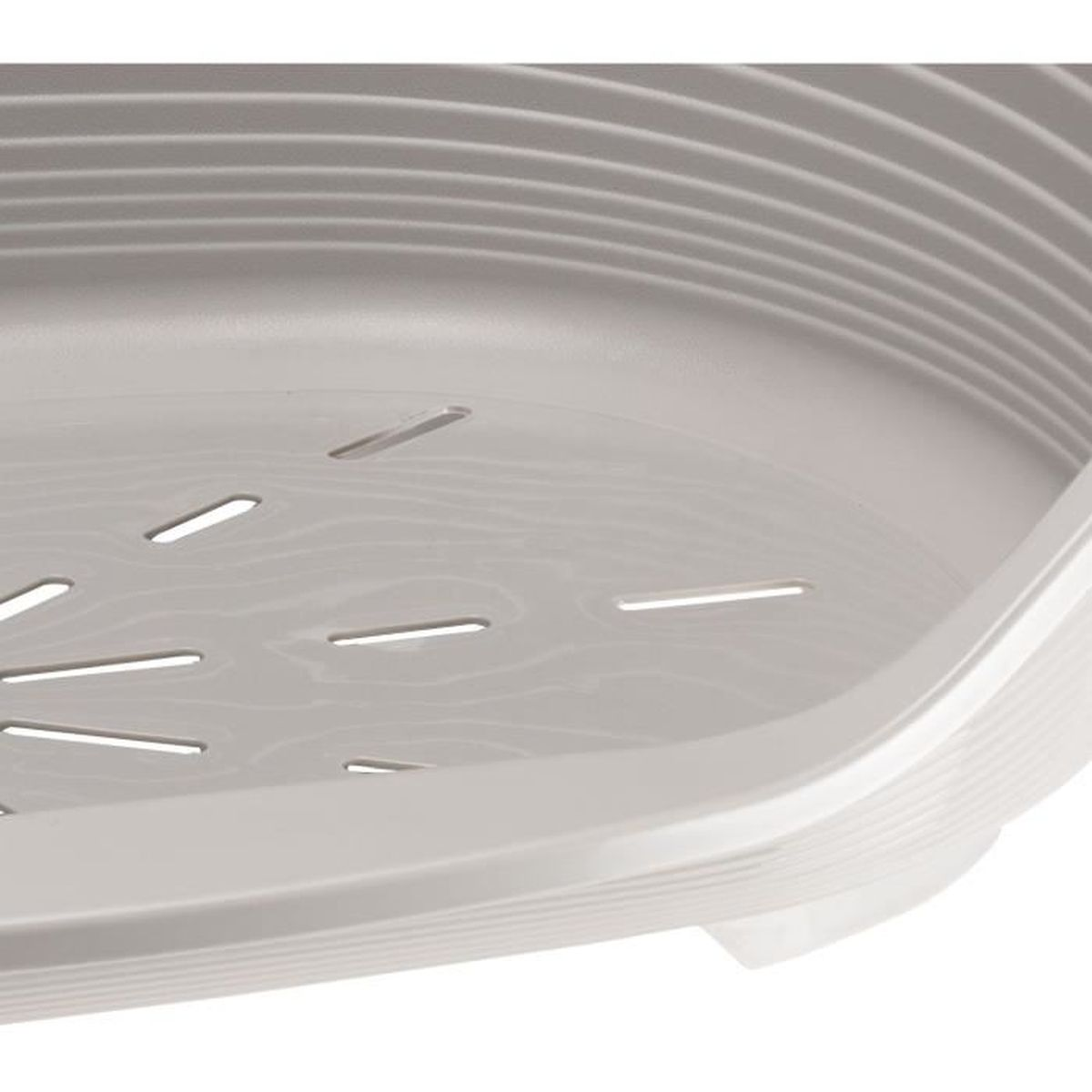 Nahaufnahme eines grauen Plastiksiebs mit Abflusslöchern und gerippten Seiten.
