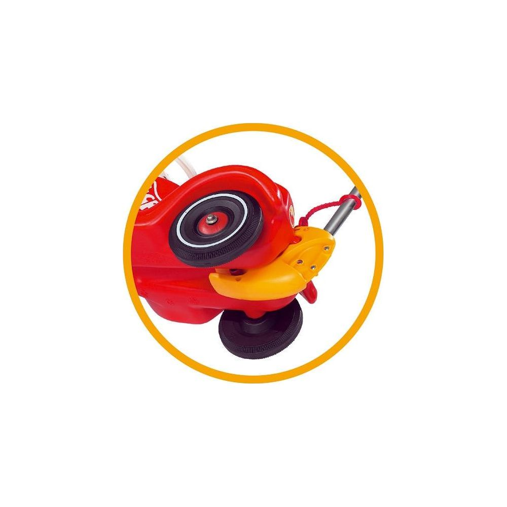 Ein rotes Spielzeugauto mit gelben Akzenten und schwarzen Rädern, von unten gesehen.