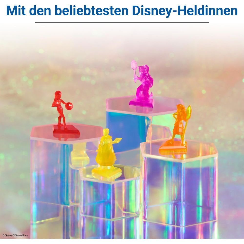 Quattro figure Disney dai colori vivaci su piedistalli trasparenti.