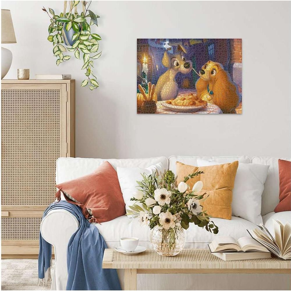 Dwa psy dzielą spaghetti w łamigłówce z kolacją przy świecach.