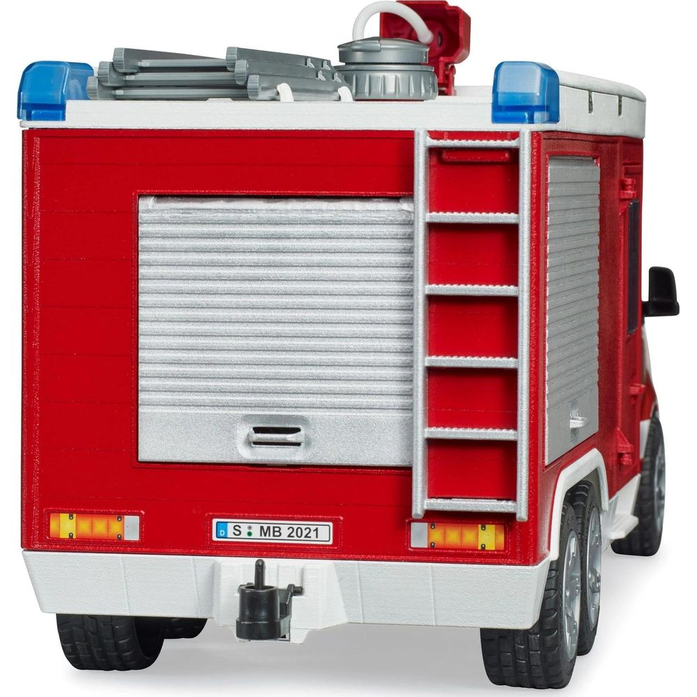 Rückansicht eines roten Feuerwehrautos mit silberner Tür und Leiter.