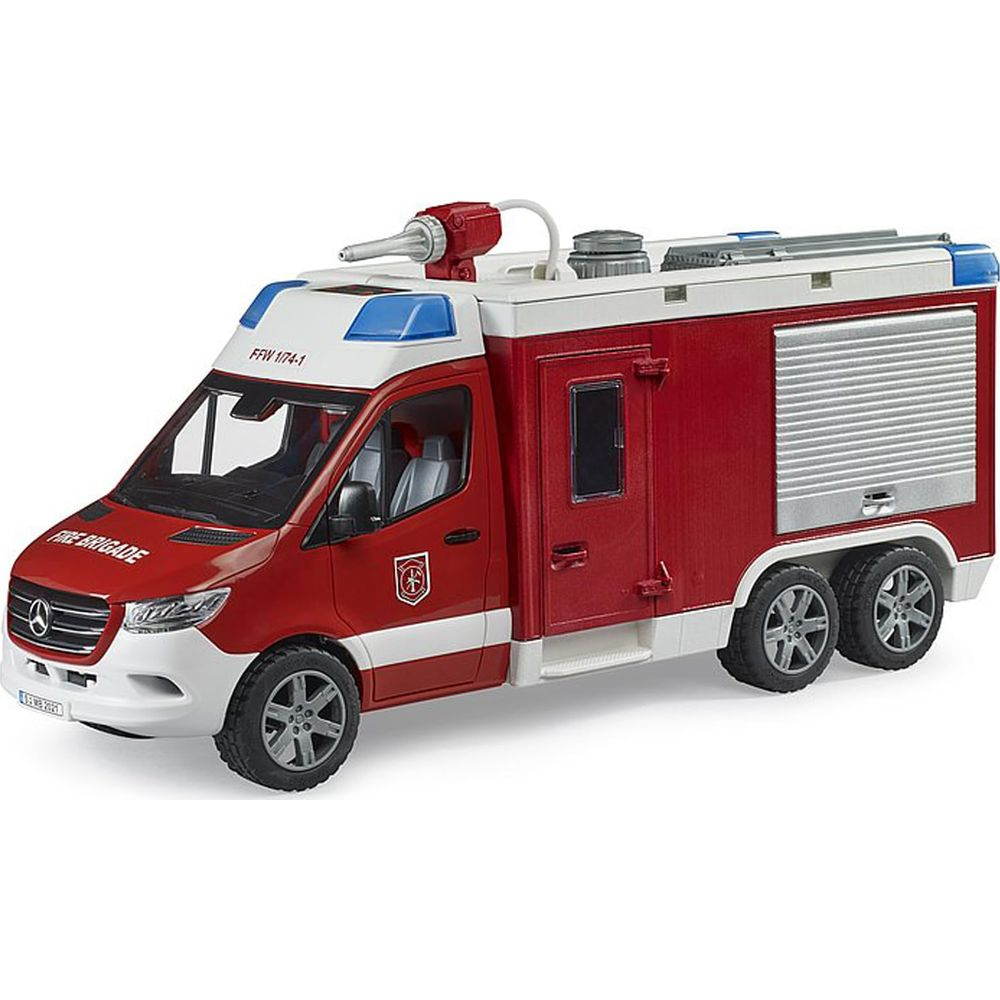 Ein rotes und weißes Feuerwehrauto mit Blaulicht und Wasserschlauch.