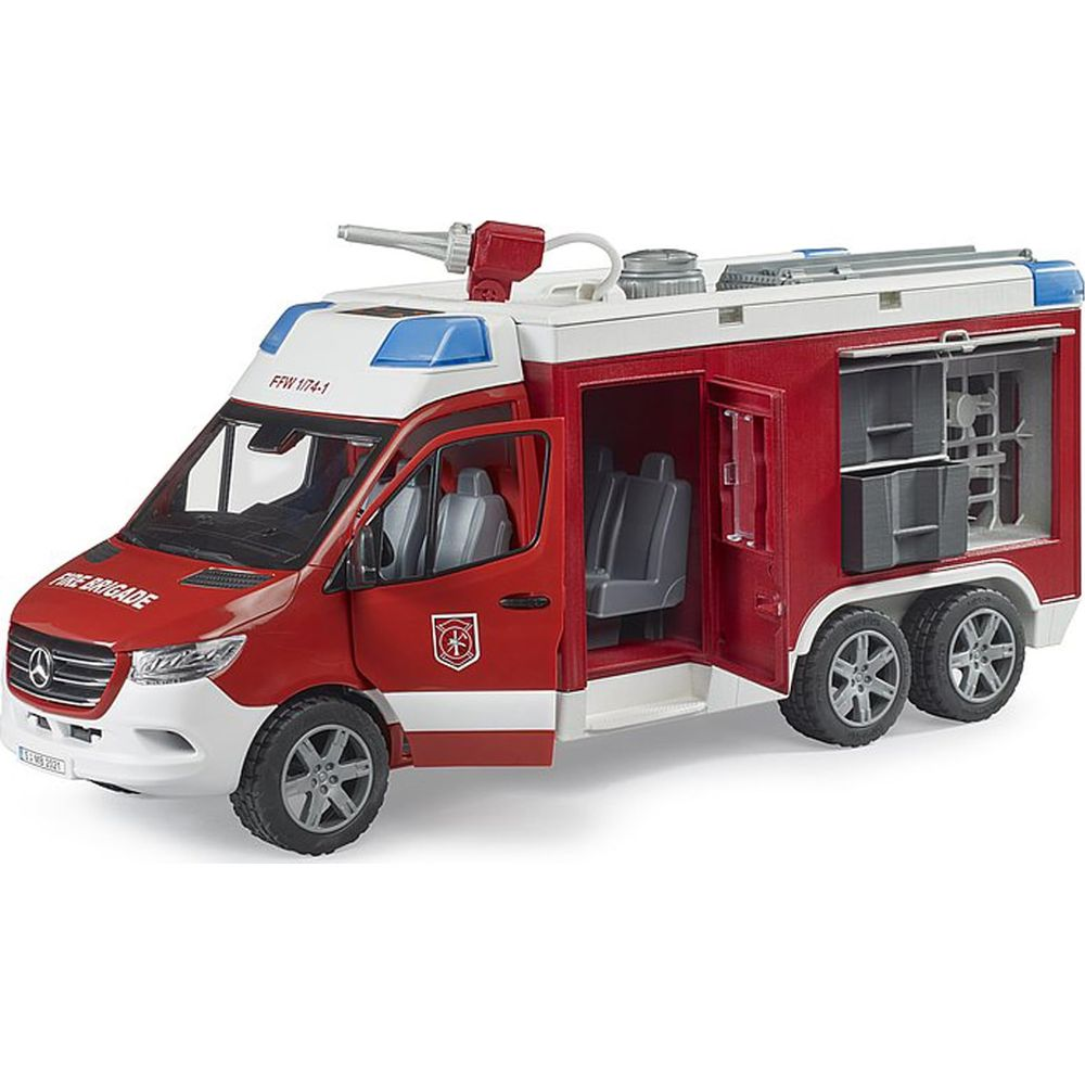 Rotes Feuerwehrauto mit geöffneten Türen und Blaulicht auf dem Dach.