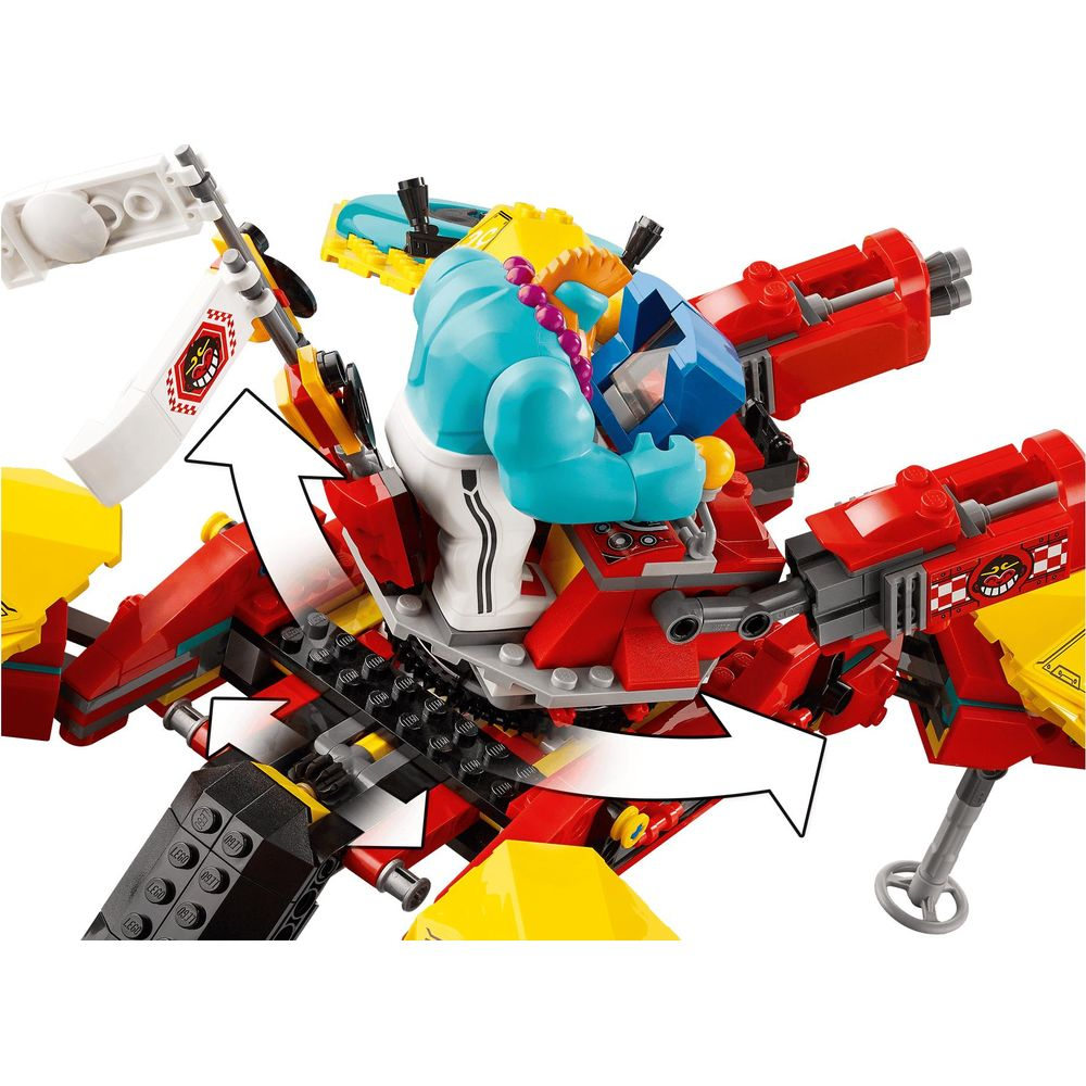 İnci kolyeli mavi Lego karakteri, sarı aksanlı kırmızı bir aracı sürüyor.
