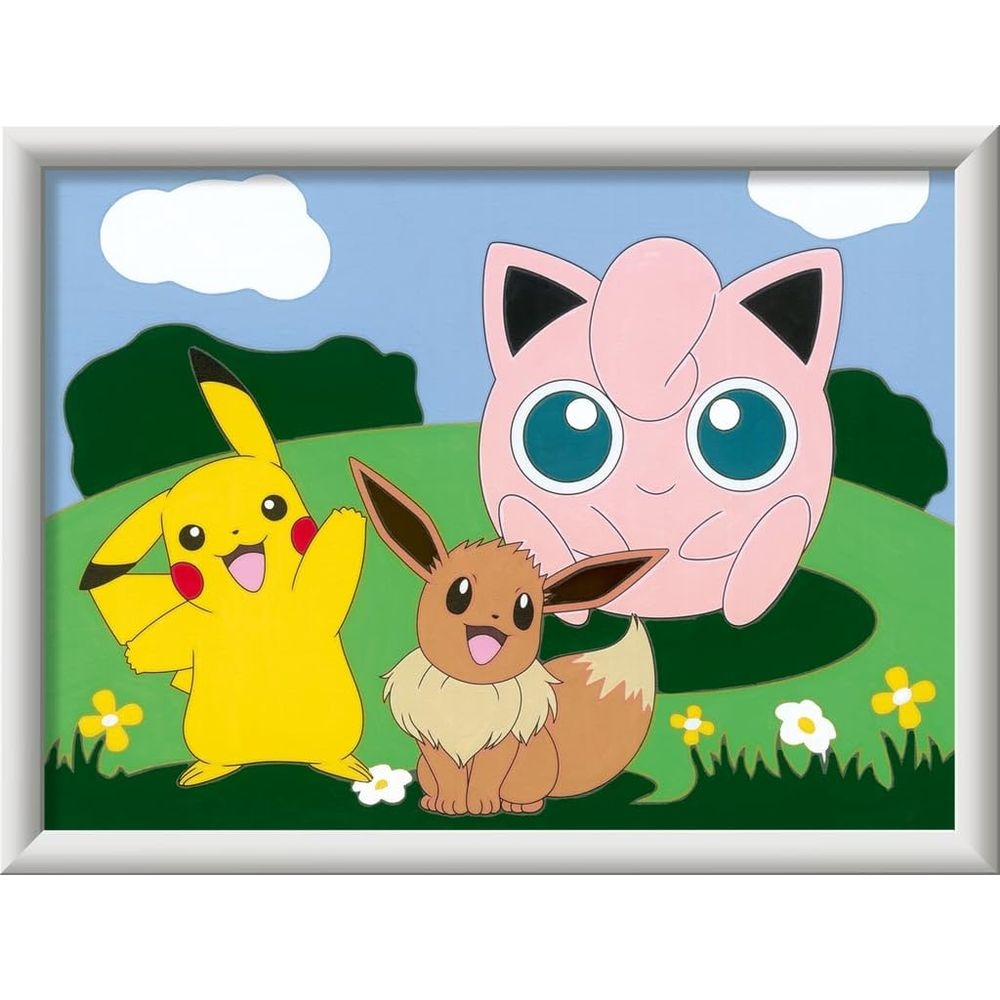 Pikachu, Eevee i Jigglypuff stoją na zielonym wzgórzu pod błękitnym niebem z chmurami.