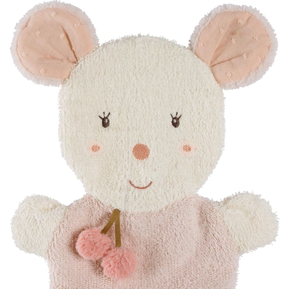 Un peluche di topo bianco con orecchie rosa e vestito rosa, decorato con ciliegie.