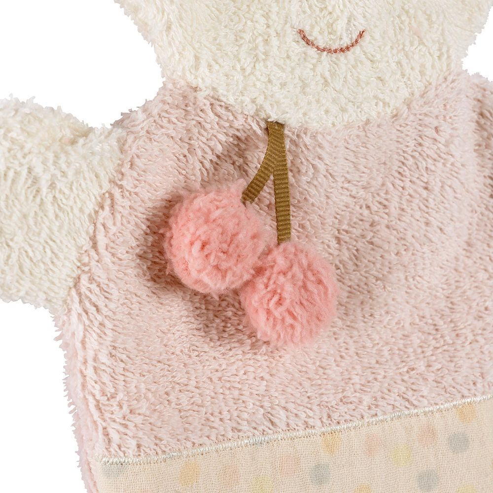 Un agnello di peluche rosa con due pompon rosa e un nastro.