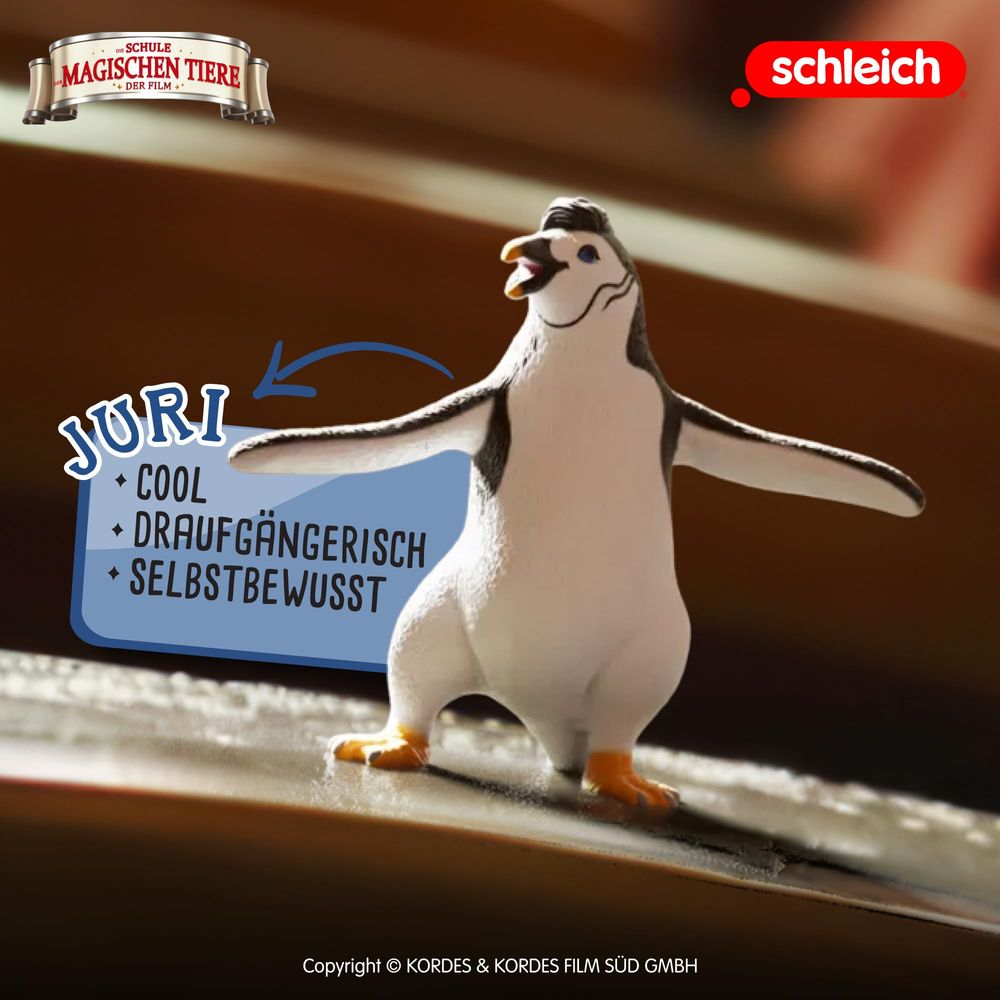 Figurka zabawkowego pingwina o imieniu Juri stoi na powierzchni.