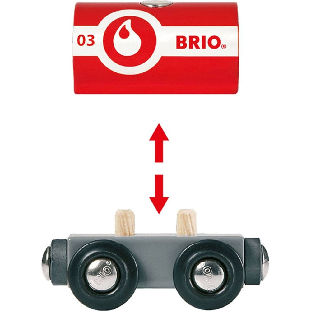 Rote BRIO-Lok mit "03" und Tropfensymbol über grauem Wagen mit zwei Holzstiften.