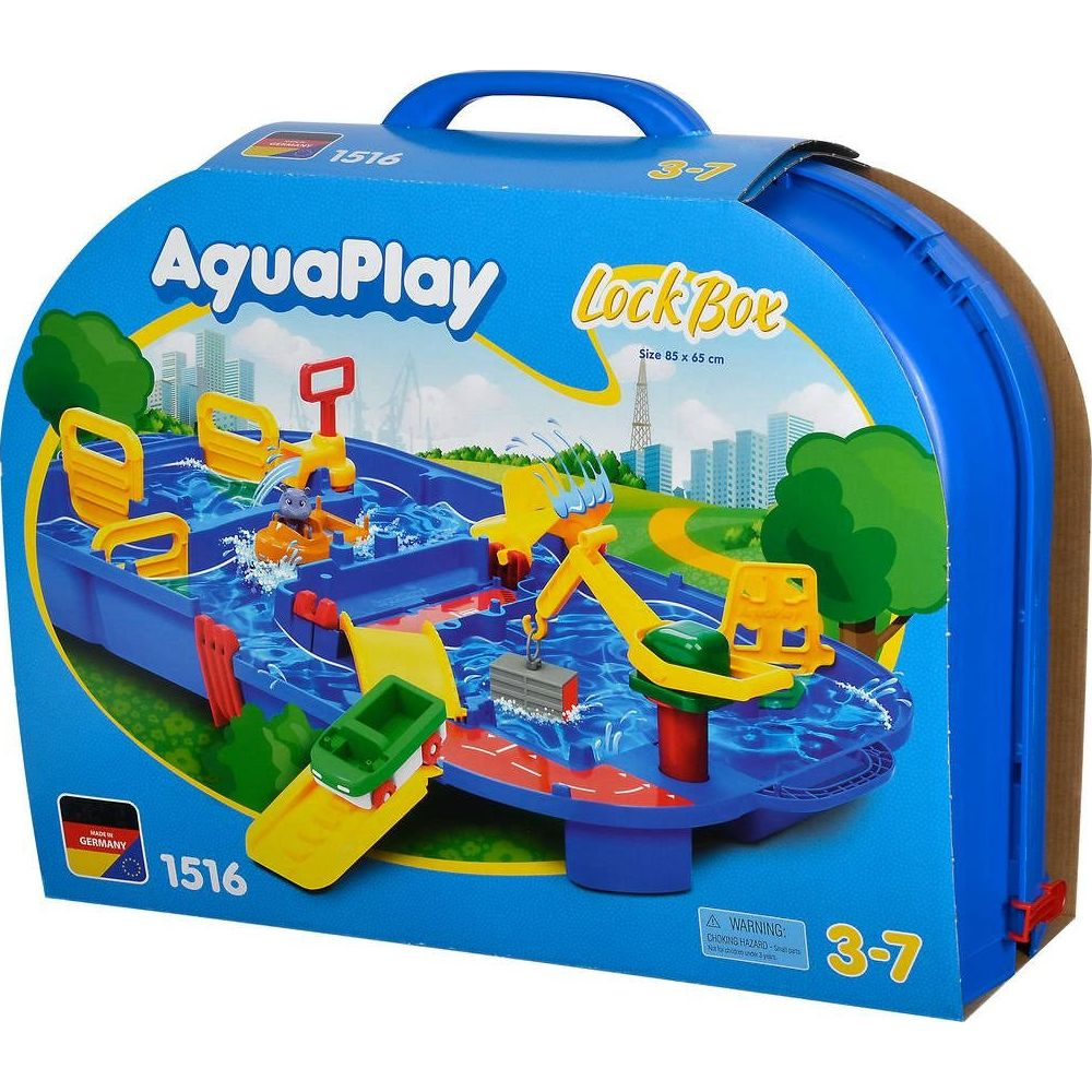 Juguete AquaPlay Lock Box con grúa, bote y coche sobre agua azul.