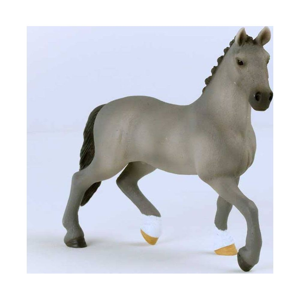 Szary koń-zabawka z zaplecioną grzywą i białymi skarpetkami.