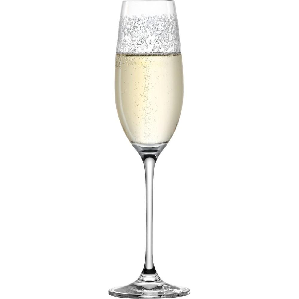 Ein Glas Champagner mit feinen Bläschen und einem zarten Spitzenmuster am oberen Rand.