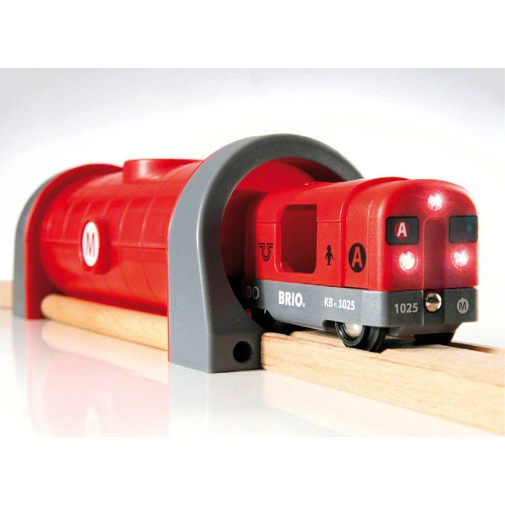 Czerwony pociąg BRIO wjeżdża do czerwonego tunelu z szarą ramą.