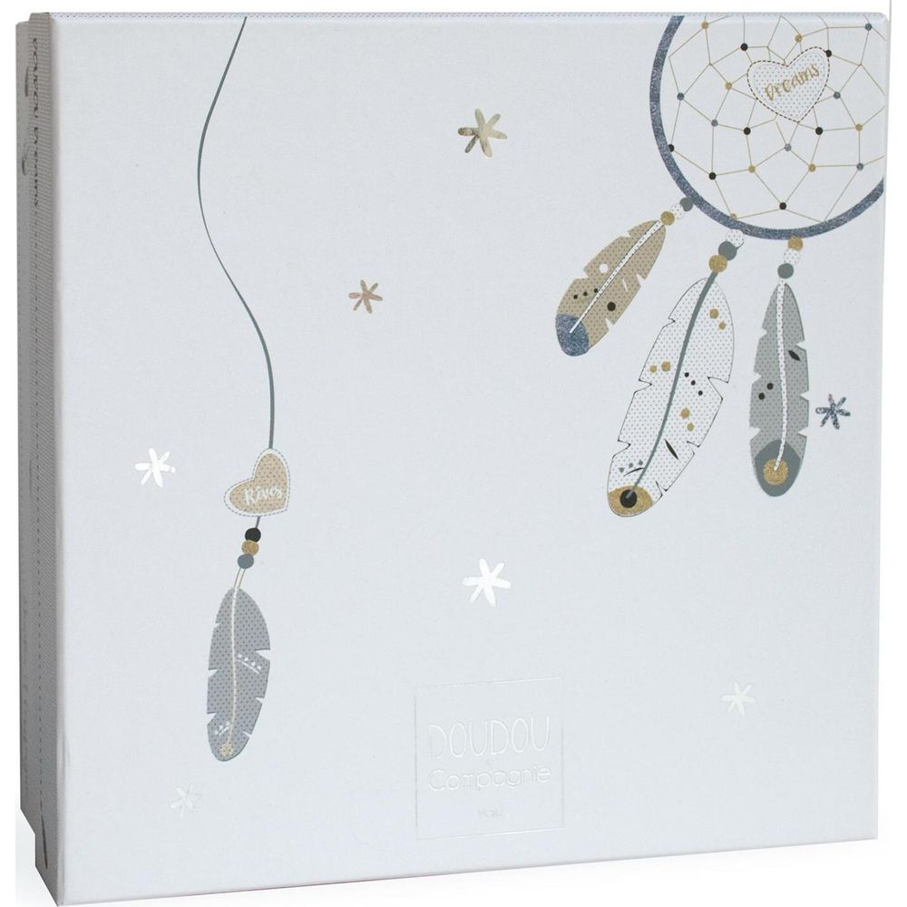 Wzór łapacza snów z piórami i gwiazdami na białym pudełku.