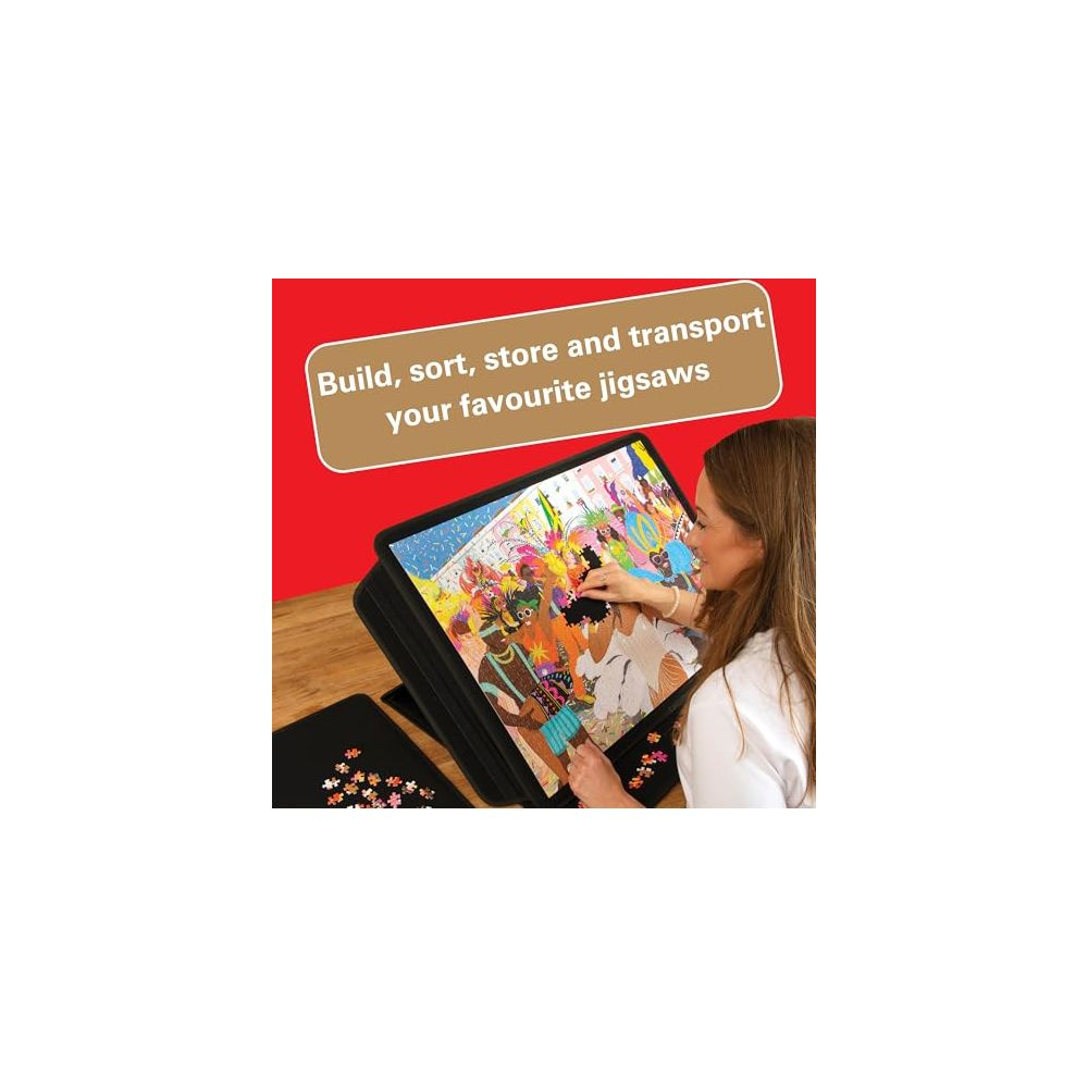 Frau baut Puzzles auf einem Tisch, umgeben von Puzzleteilen.