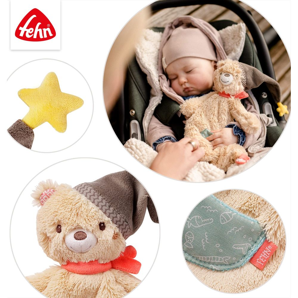 Ein schlafendes Baby hält einen Teddybären in einem Autositz, mit Sternenspielzeug und Stoffdetail.