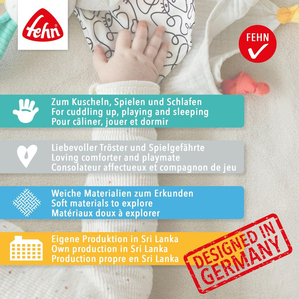 Babyhand auf Spielzeug mit Textfeldern: Kuscheln, Tröster, Materialien, Produktion.
