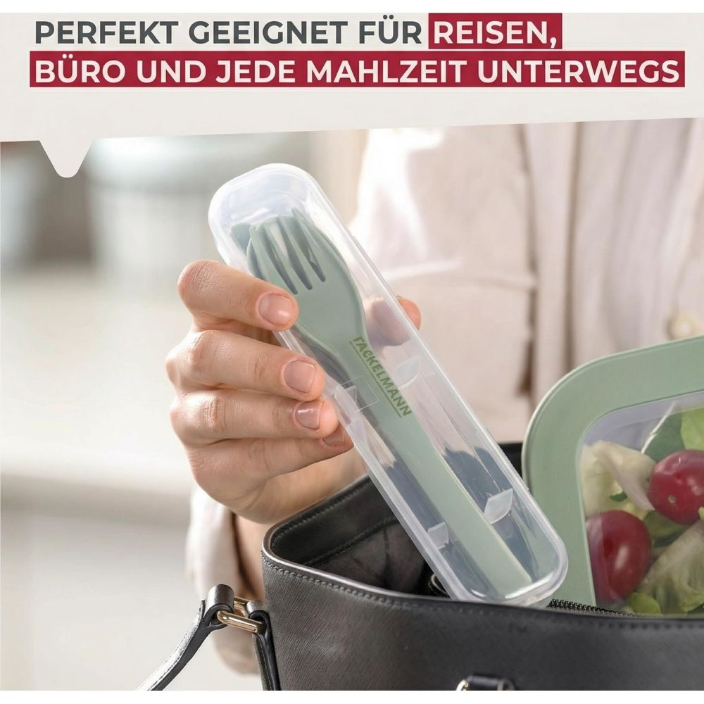 Grünes Besteck im durchsichtigen Etui wird in eine Tasche gelegt.