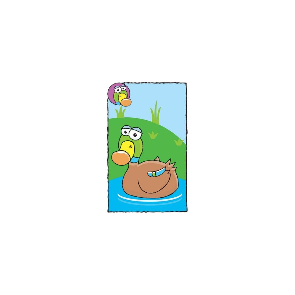 Eine braune Ente schwimmt in blauem Wasser, eine kleine grüne Ente im Hintergrund.
