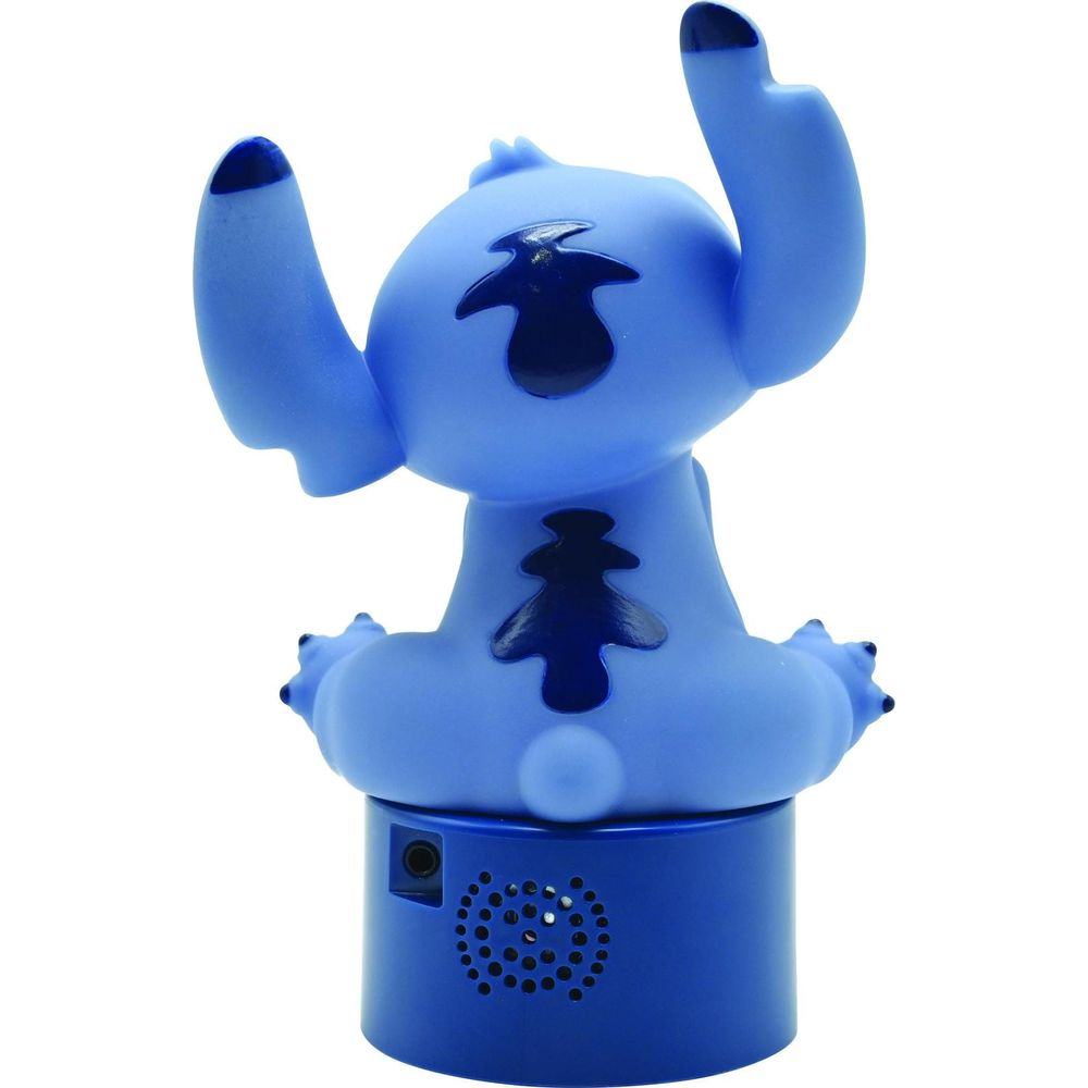 Una figura blu di Stitch è seduta con le braccia alzate su una base blu con griglia dell'altoparlante.