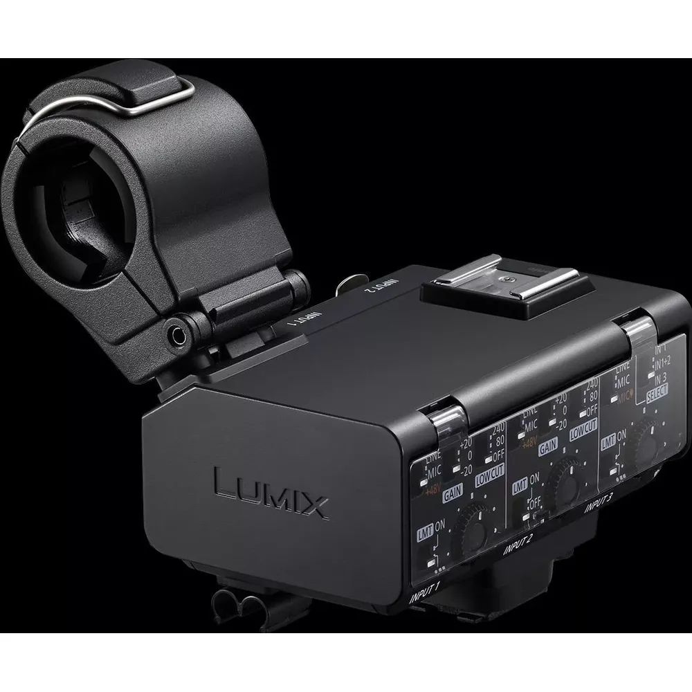 Une interface audio Panasonic Lumix noire avec des molettes et des entrées.