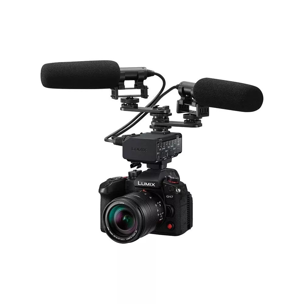 Une caméra Lumix GH7 noire avec deux microphones et accessoires.