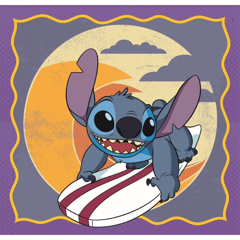Stitch surft auf einem Brett vor einem großen Kreis und Wolken.