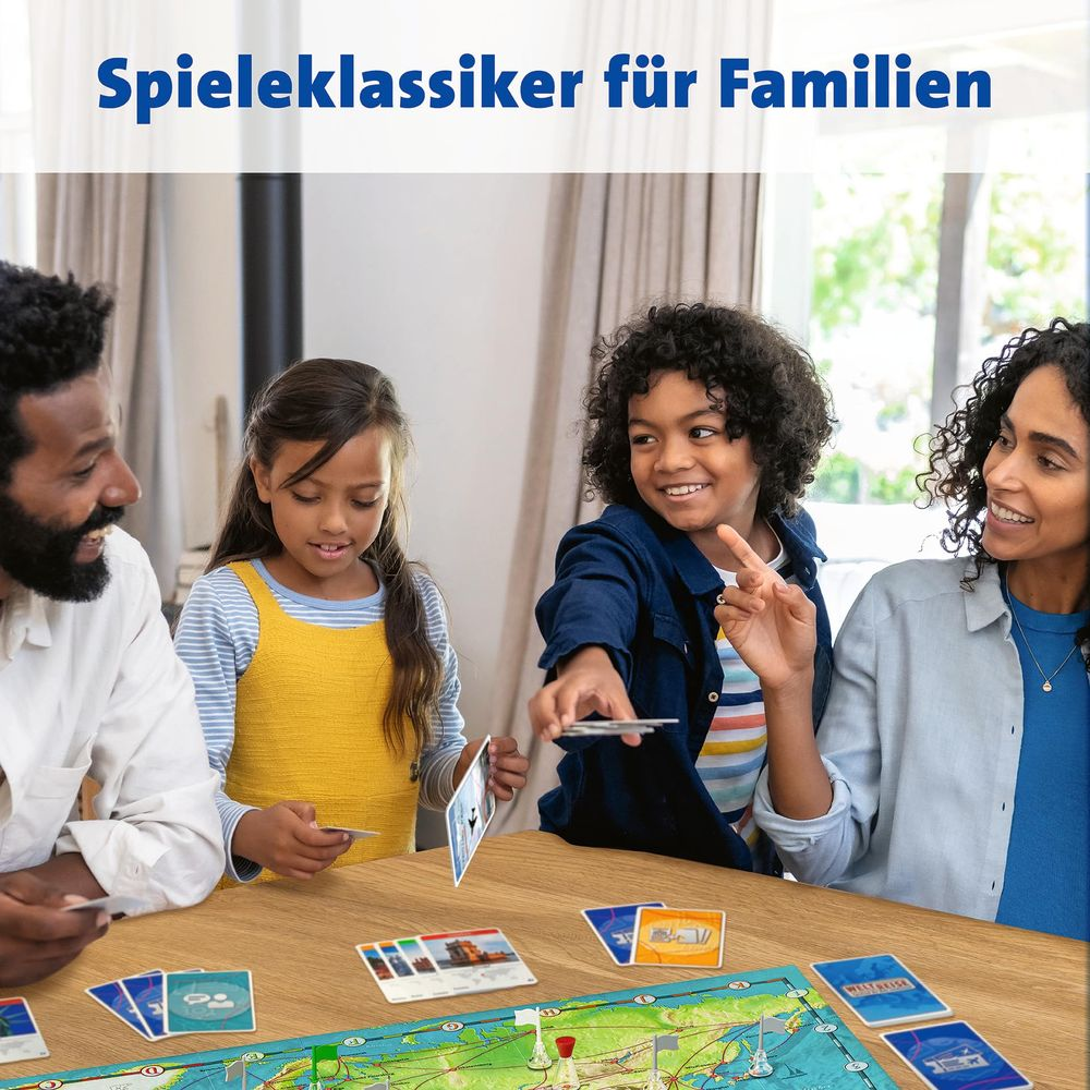 Familie spielt Brettspiel. Vater, Mutter, zwei Kinder sitzen am Tisch mit Spielbrett und Karten.