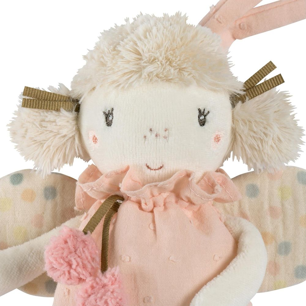 Un peluche con capelli chiari, vestito rosa e ali a pois.