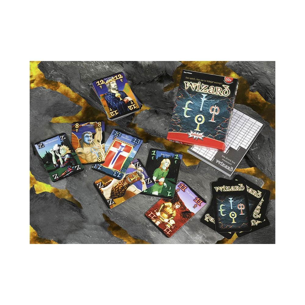 Carte da gioco e scatola con simboli magici su sfondo grigio.
