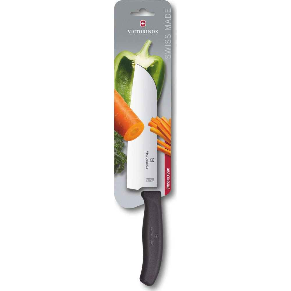 Cuchillo Victorinox con mango negro, en empaque con zanahorias, pimiento y perejil.
