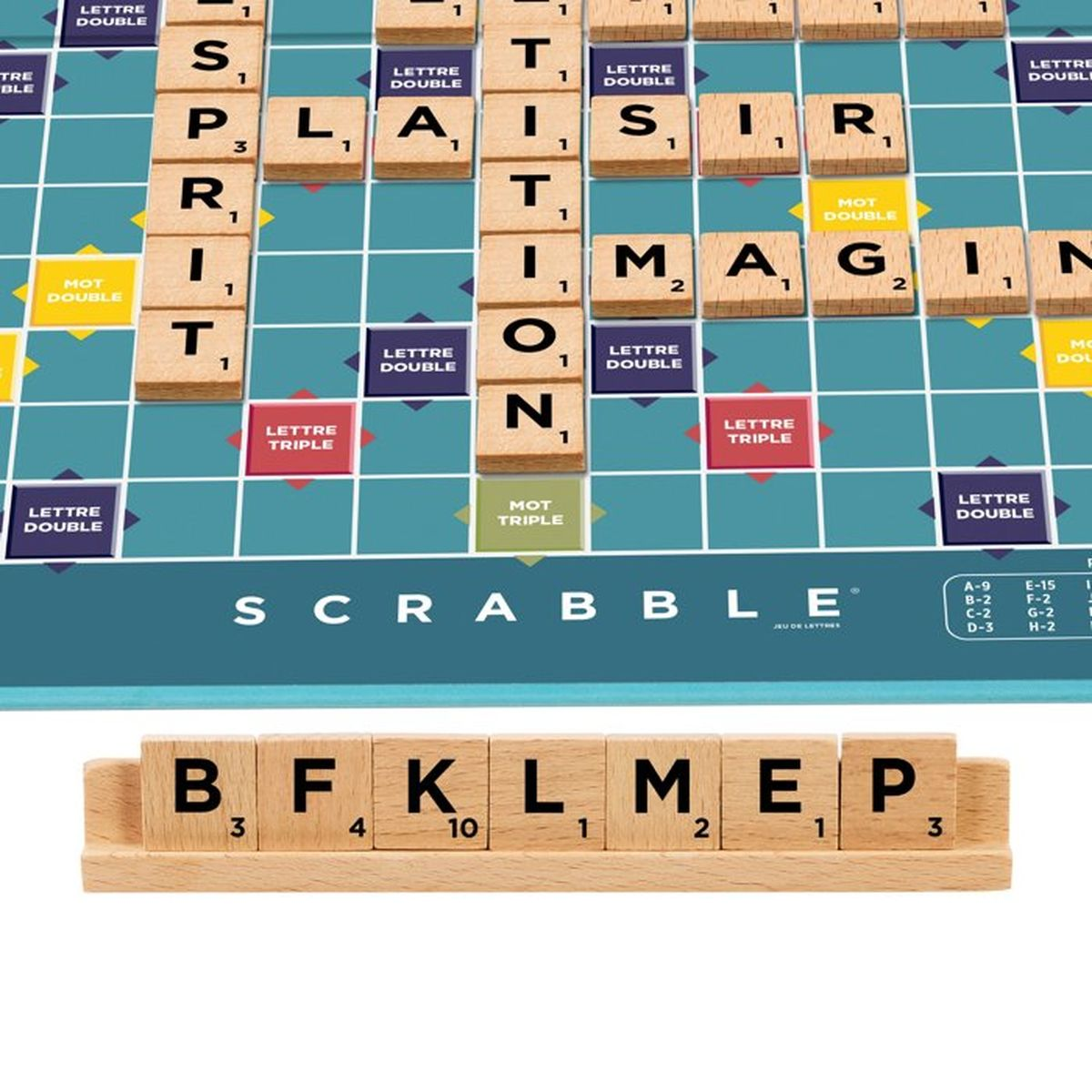 Plansza Scrabble z drewnianymi kafelkami liter i stojakiem z literami B, F, K, L, M, E, P.