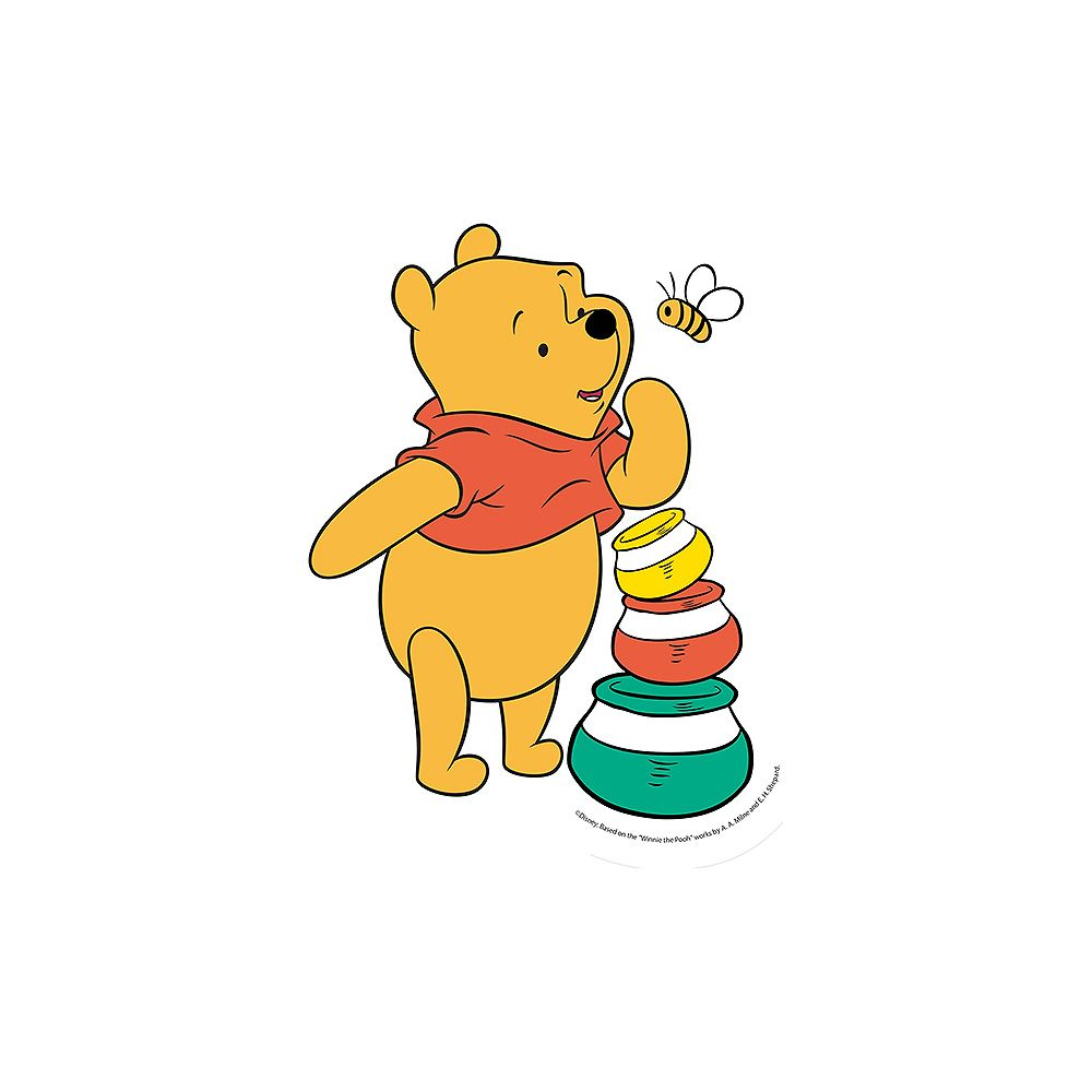 Winnie the Pooh è accanto a vasi di miele impilati, guarda un'ape.