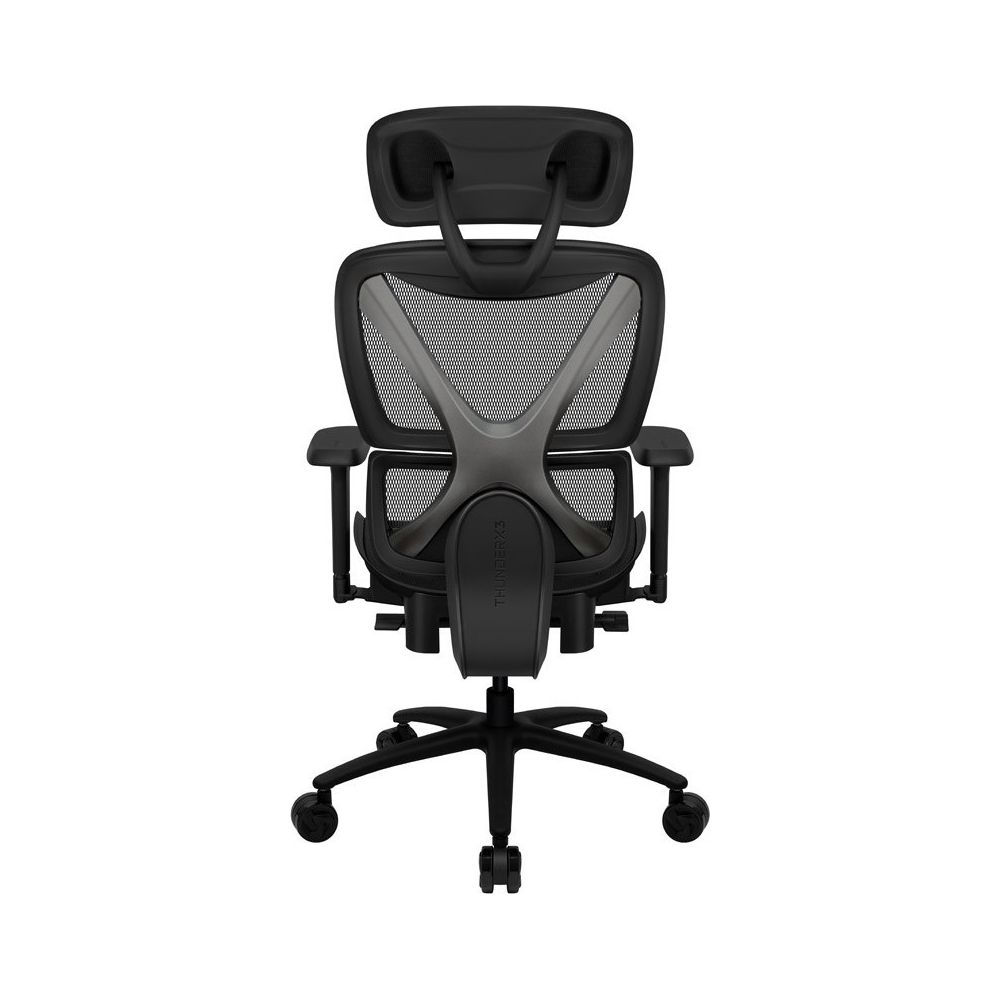 Silla de oficina negra con respaldo de malla y reposacabezas, vista trasera.