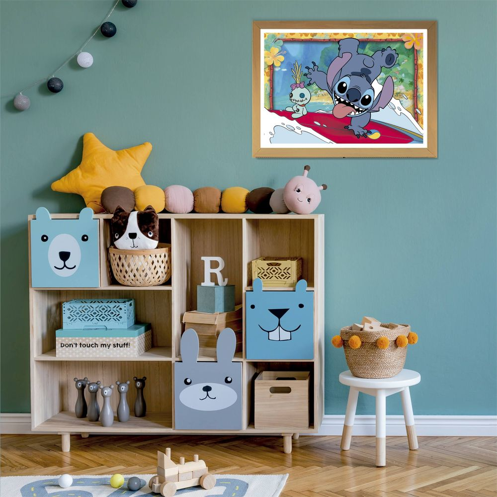 Pokój dziecięcy z półką pełną zabawek, w tym obrazek Stitcha surfującego.
