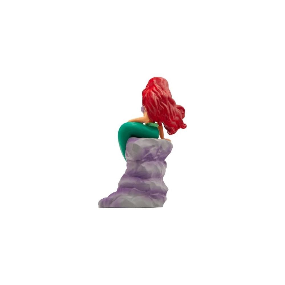 Ariel siede su una roccia, con capelli rossi e coda verde.