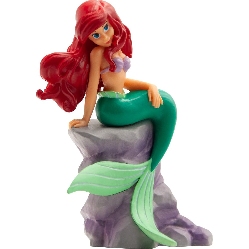 Ariel siede su una roccia, con capelli rossi e coda verde.