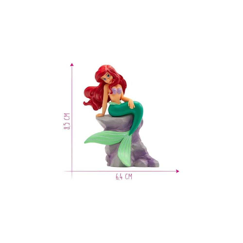 Statua di Ariel seduta su una roccia con pinna a coda verde.