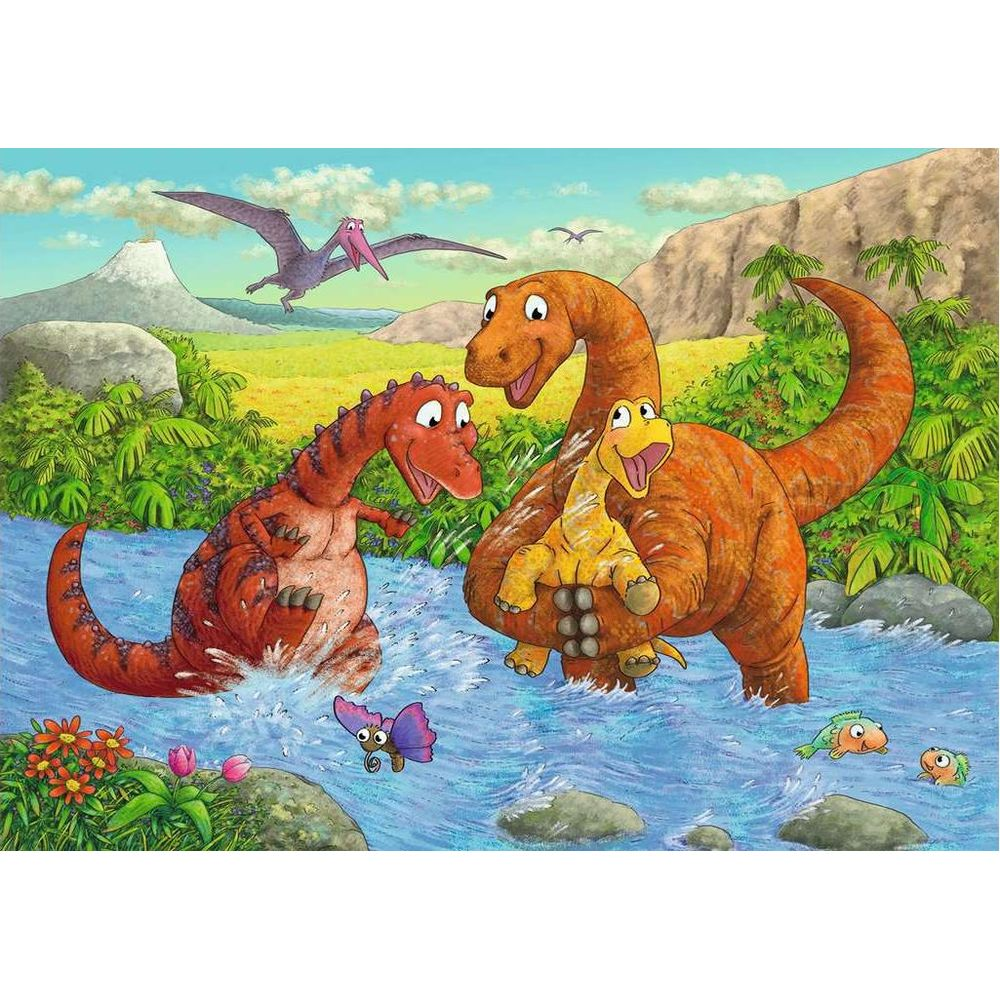 Drei Dinosaurier und ein Flugsaurier in einer prähistorischen Landschaft mit Vulkanen.