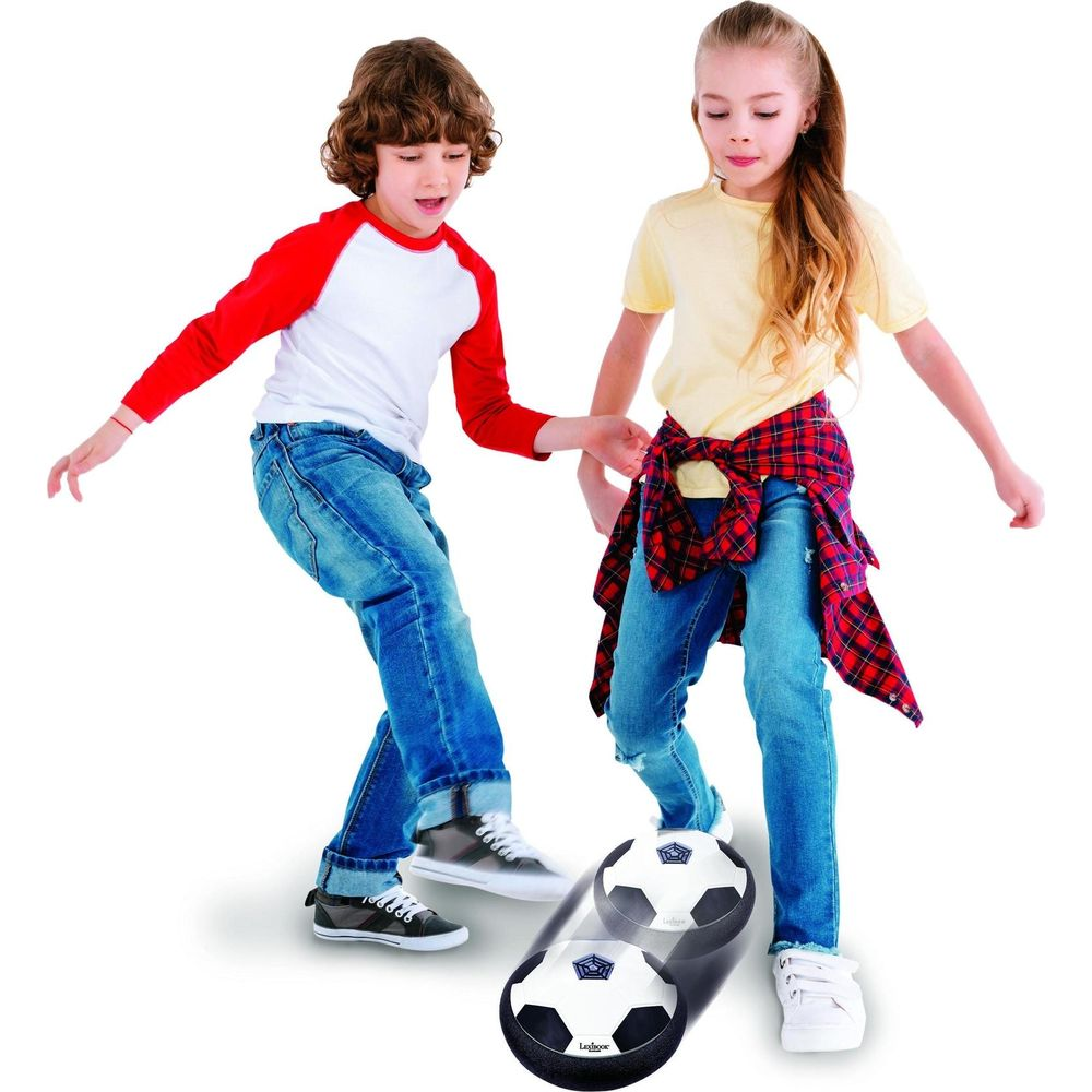 Dos niños jugando con un balón de fútbol flotante sobre fondo blanco.