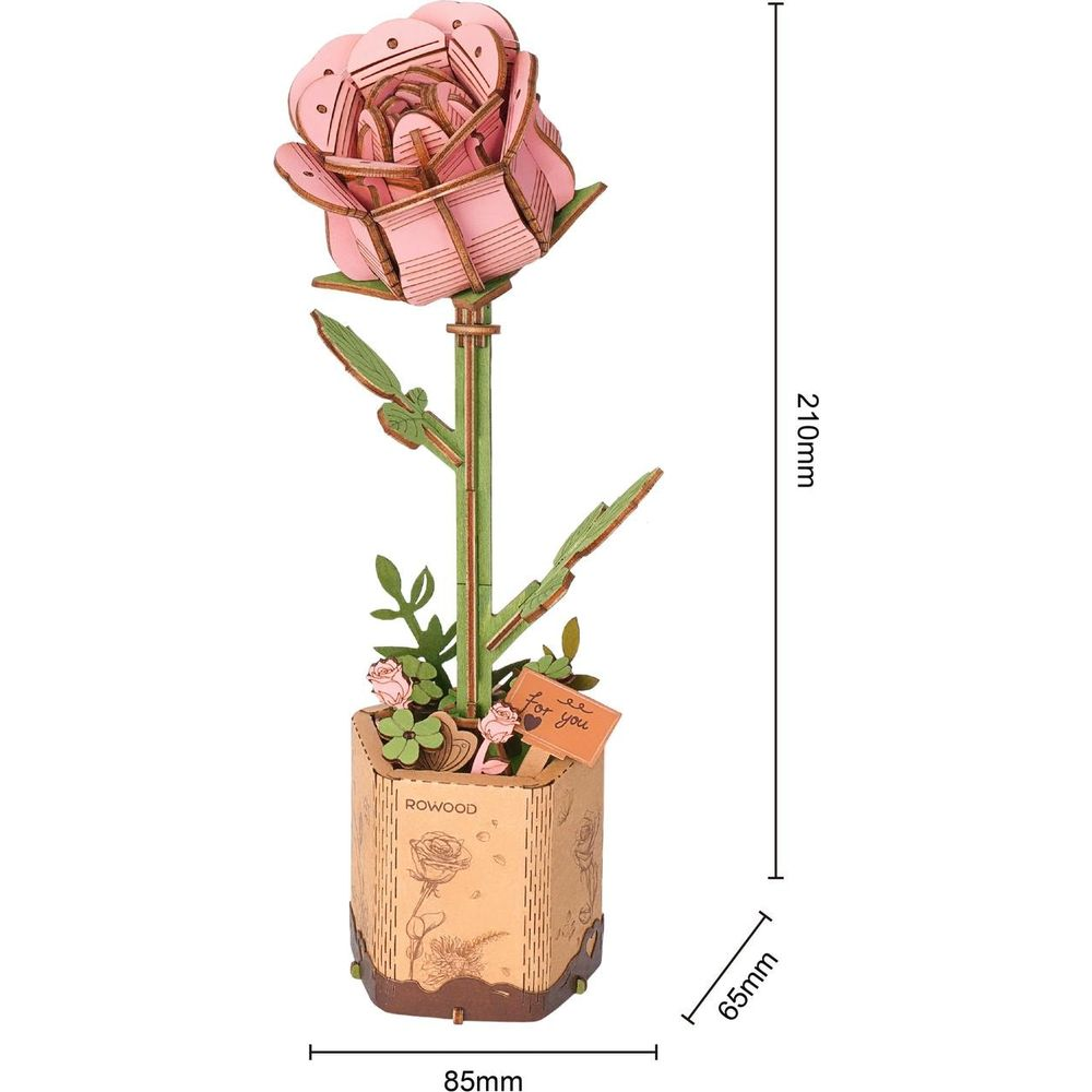 Ein 3D-Holzmodell einer rosa Rose in einem Topf mit "for you"-Anhänger.