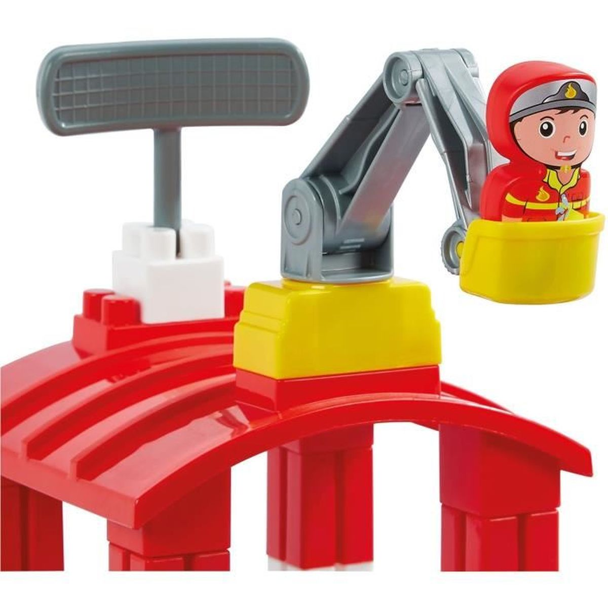 Ein rotes Spielzeugfeuerwehrauto mit einem Kran und einer kleinen Figur.