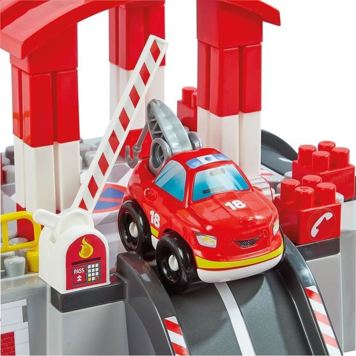 Ein rotes Spielzeugauto mit der Nummer 18 fährt einen roten und weißen Spielzeug-Feuerwache-Rampe hinauf.