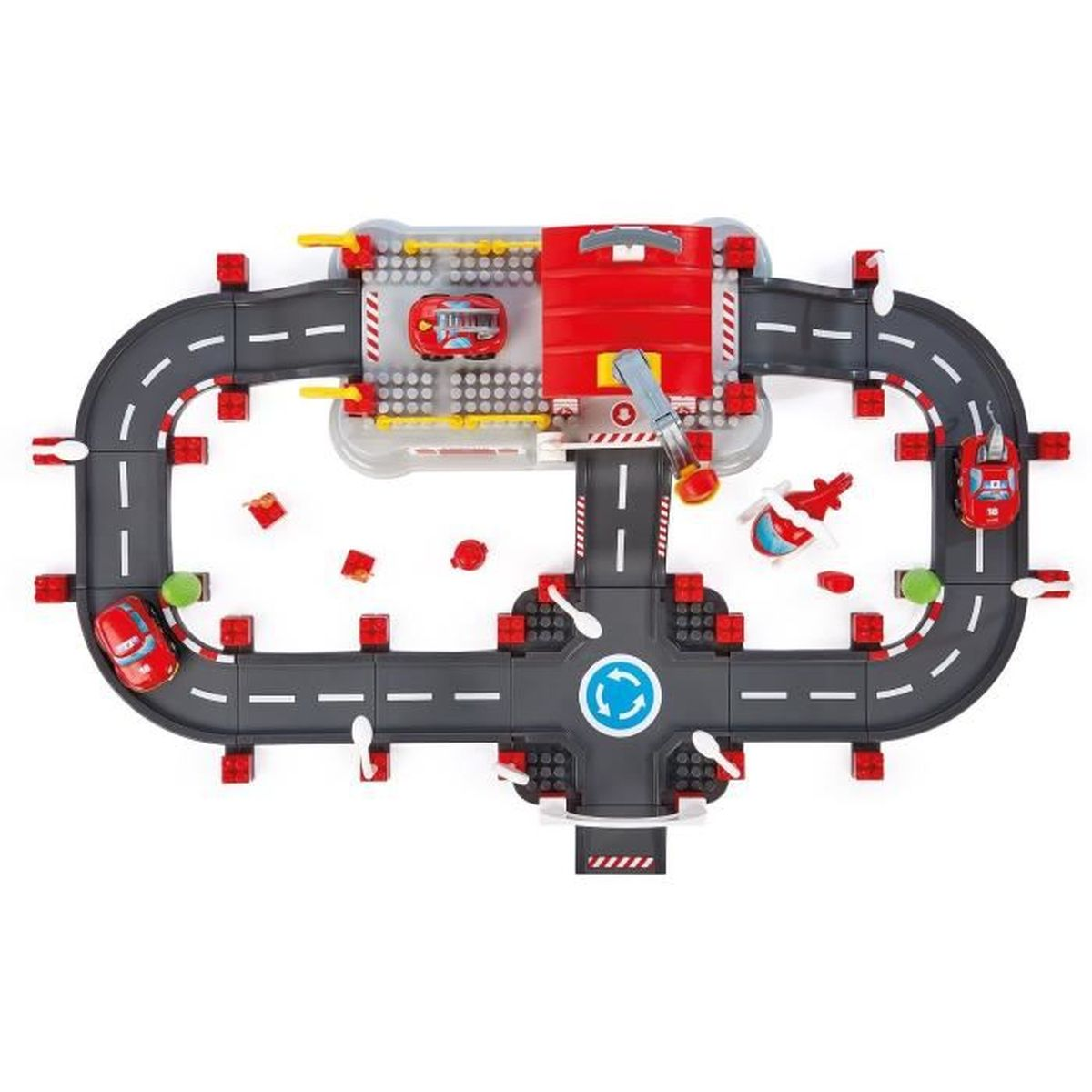 Spielzeug-Feuerwache mit Autos, Hubschrauber und Straßen auf weißem Hintergrund.