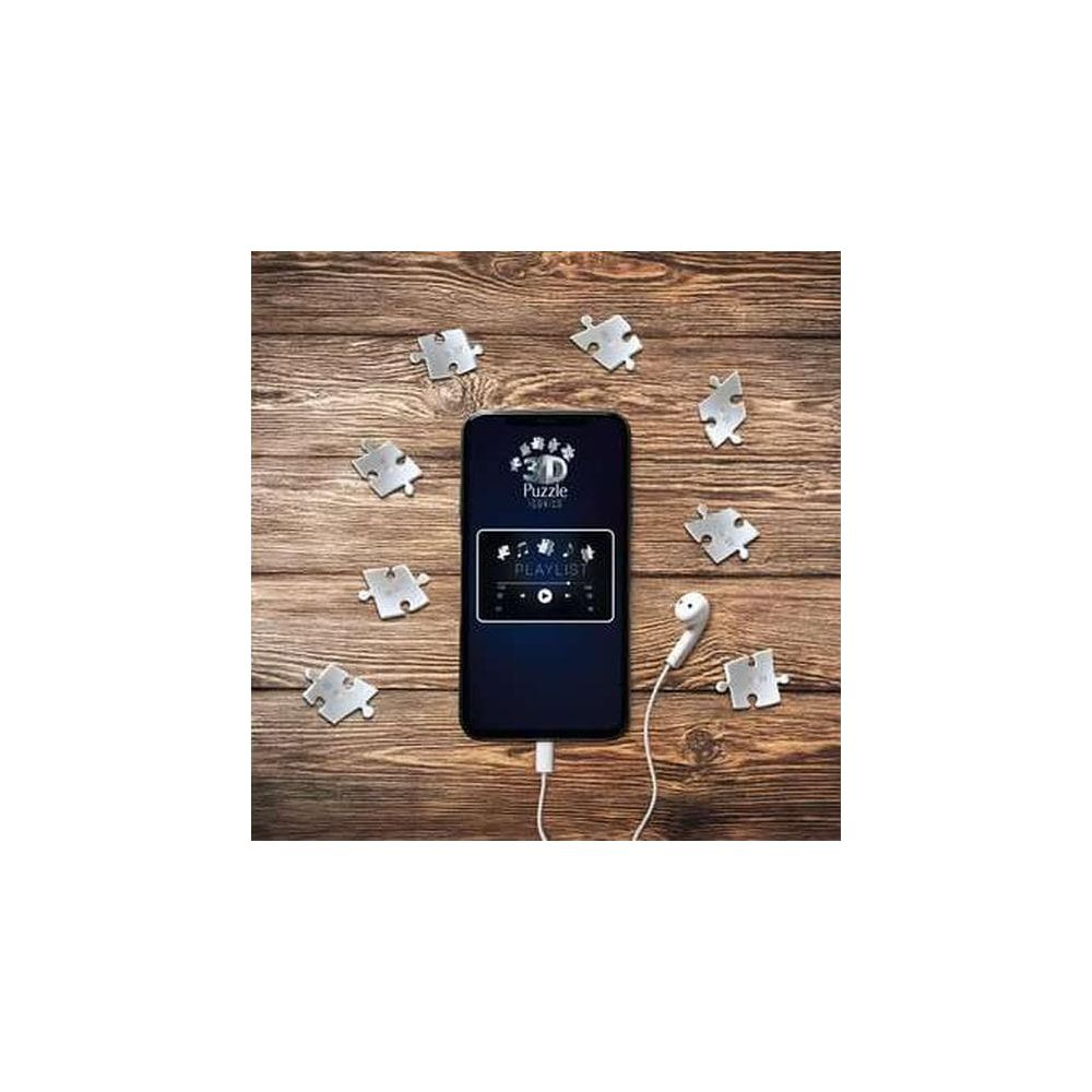 Uno smartphone con un'app playlist è circondato da pezzi di puzzle su una superficie di legno.
