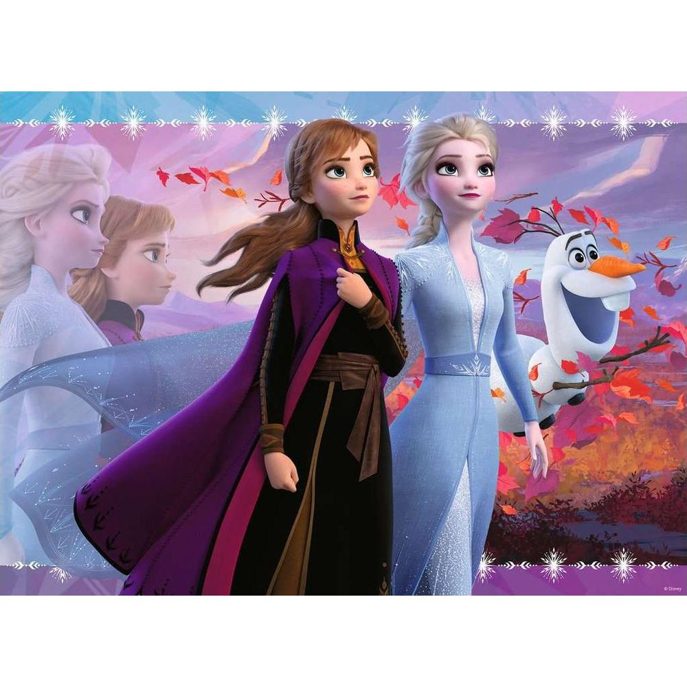Anna und Elsa mit Olaf vor einem Herbstwald und einem violetten Himmel.